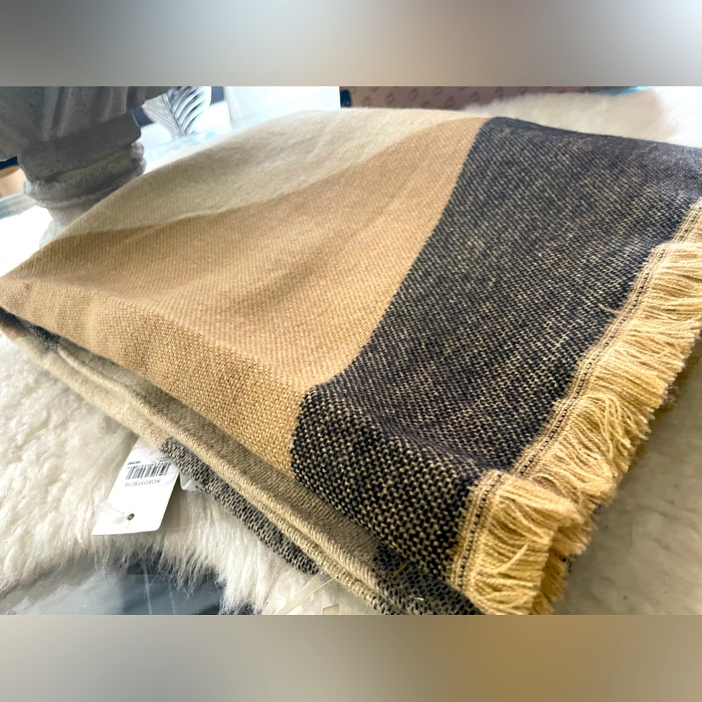 NWT Designer Shawl - Picture 7 of 8